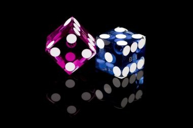 Domino QQ table interface showing four tiles and pairing options on winbet777 mobile app